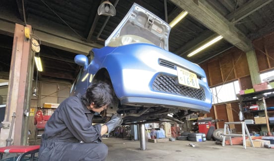 リフトでの整備作業